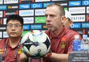 足球报:国足技战术层面和亚洲强队差距太大 腰无力困境更是无解