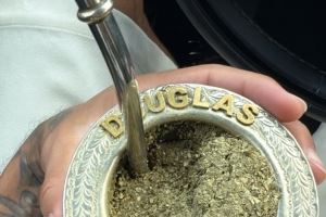 道格拉斯-路易斯晒专属马黛茶杯:愿上帝宽恕那些心存恶念之人