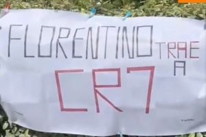 皇马球迷在训练基地外挂横幅:弗洛伦蒂诺,签下C罗!