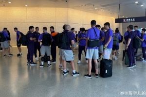  记者：天津津门虎飞抵上海 目前大雨不知是否会影响今晚上海德比