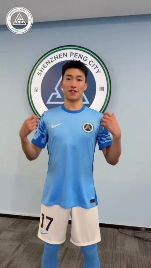 球员李宁加盟深圳新鹏城足球俱乐部,接下来的日子里我们一起战斗