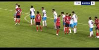 乌龙球被吹!徐彬铲球解围将球铲入自家球门,但海牛越位在先无效