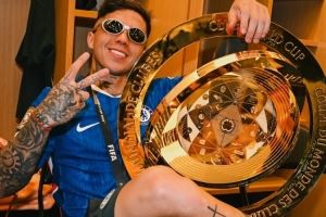 酷!恩佐社媒晒与世俱杯奖杯合照:切尔西,世界冠军🏆🥇💙