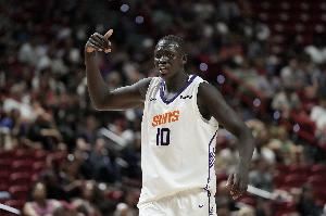 没状态!10号秀马卢阿奇半场7投仅2中拿到4分3板4犯规 正负值-10