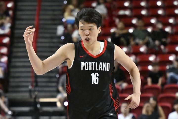 防守真行!杨瀚森首节贡献3分2板1助2帽 对位的13号秀和米西9中1