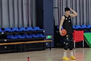  慢慢恢复！青岛队记晒段昂君训练视频：受伤手还不能负重